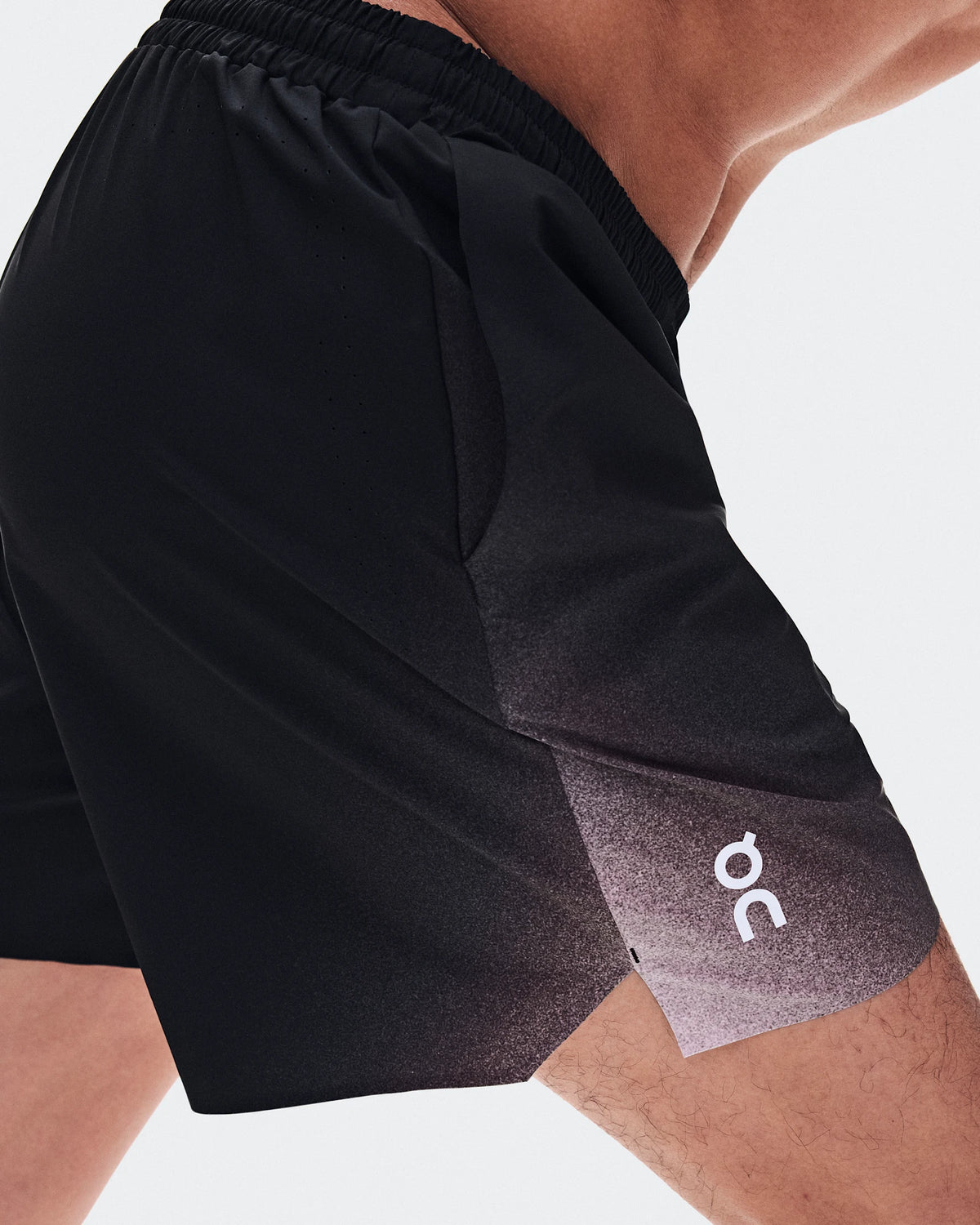 Court Shorts Swing 5″ coloris Noir / Mûre – vue 4